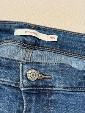 Levi’s 711 Skinny Jeans Women’s 18W Distressed Medium Wash Stretch Denim